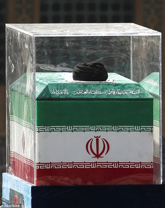 Um turbante é colocado sobre o caixão do falecido líder supremo do Irã, aiatolá Ali Khamenei, durante uma cerimônia pública de despedida em 5 de junho de 2026