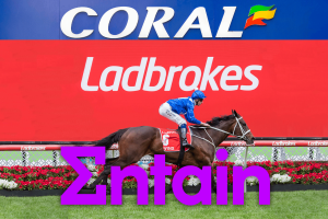 A Entain inicia a reestruturação com 500 cortes de empregos à medida que aumentam as pressões fiscais. Marca Coral e Ladbrokes exibida em um outdoor de pista de corrida enquanto um jóquei passa em um cavalo de corrida, com um grande logotipo da Entain sobreposto em primeiro plano.