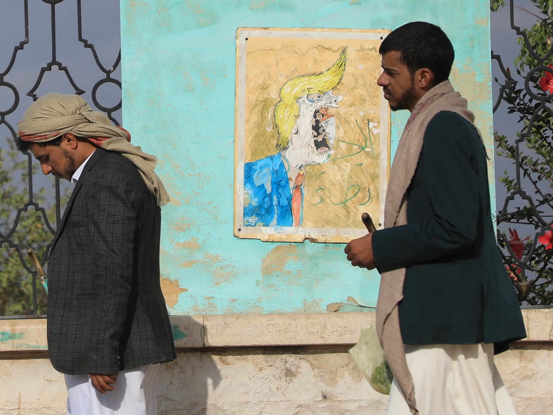 Apoiadores Houthi se manifestam contra as restrições da coalizão liderada pela Arábia Saudita às áreas controladas pelos Houthi, que o grupo descreve como um bloqueio, em Sanaa, Iêmen, 17 de julho de 2026. REUTERS/Khaled Abdullah