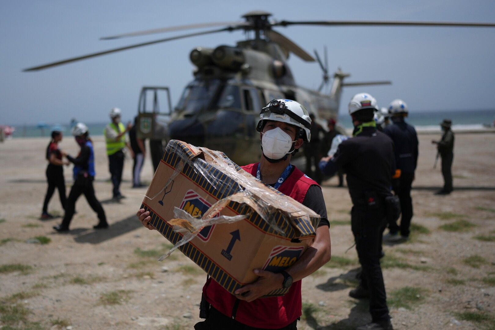 Esforços de socorro mudam à medida que sobreviventes do terremoto na Venezuela buscam ajuda