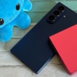 O Samsung Galaxy Watch 8 (esquerda) e o Samsung Galaxy Z Fold 7 aberto
