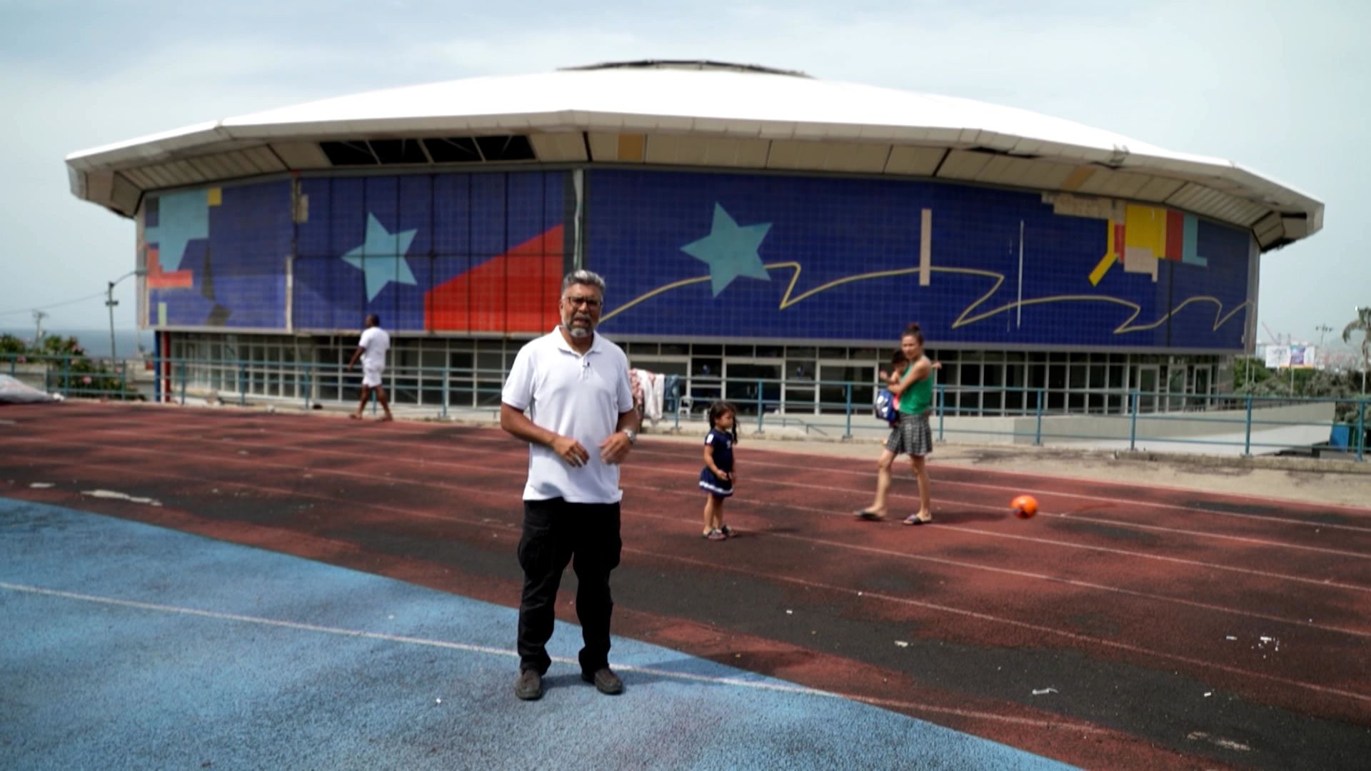 Estádio esportivo se torna lar de vítimas dos terremotos na Venezuela