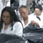 Estilista venezuelano troca vestidos por bolsas para cadáveres