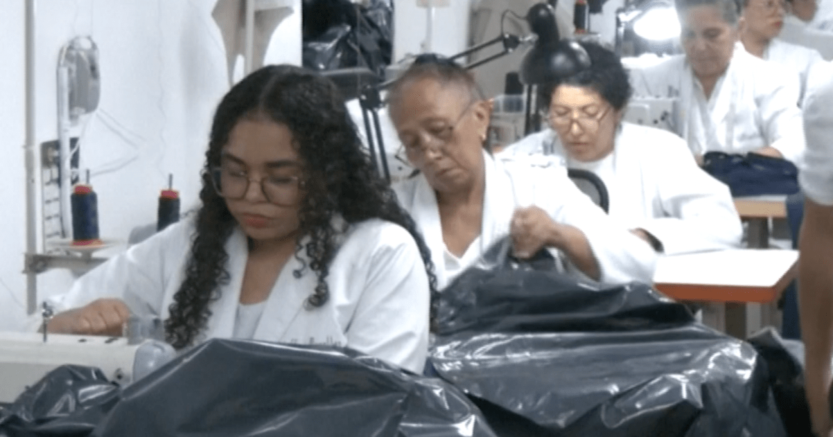 Estilista venezuelano troca vestidos por bolsas para cadáveres