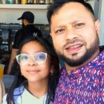 Sameeha Rahman, 15, (foto com o pai, Dr. Mansur Rahman), morreu ao lado de sua mãe quando ela corajosamente tentou resgatar uma criança que havia passado por dificuldades na água