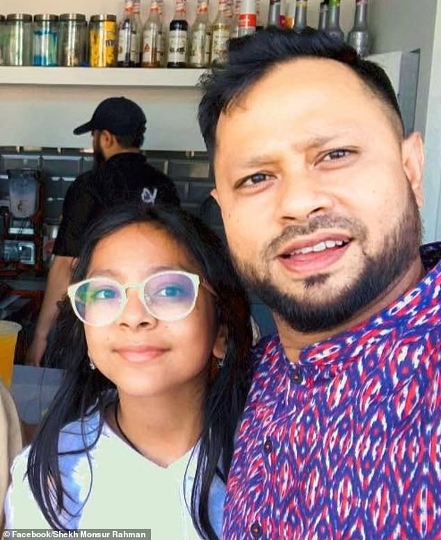 Sameeha Rahman, 15, (foto com o pai, Dr. Mansur Rahman), morreu ao lado de sua mãe quando ela corajosamente tentou resgatar uma criança que havia passado por dificuldades na água