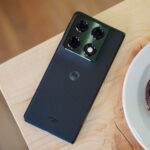 Moto G Stylus (2025) na mão com caneta
