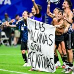 A FIFA está explorando ações disciplinares depois que os jogadores da Argentina levantaram uma polêmica faixa promovendo a reivindicação de seu país às Ilhas Malvinas após a vitória nas semifinais sobre a Inglaterra.