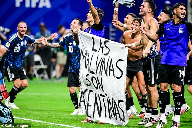 A FIFA está explorando ações disciplinares depois que os jogadores da Argentina levantaram uma polêmica faixa promovendo a reivindicação de seu país às Ilhas Malvinas após a vitória nas semifinais sobre a Inglaterra.