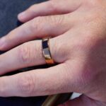 Uma pessoa segurando o Oura Ring 4 Ceramic