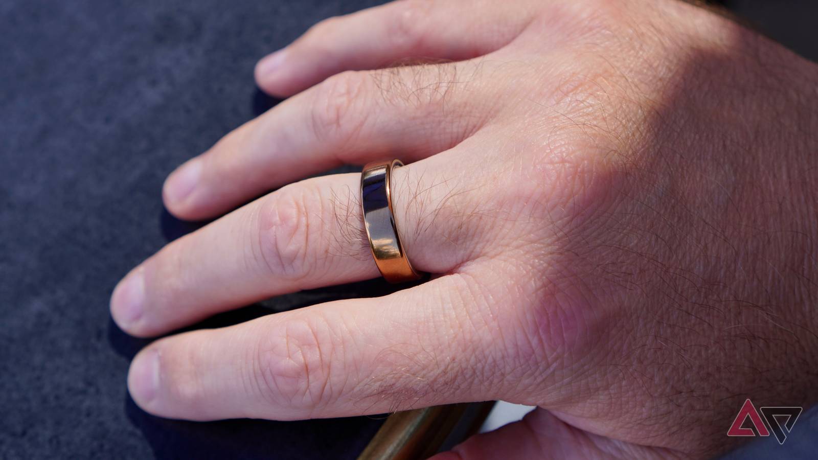 Uma pessoa segurando o Oura Ring 4 Ceramic
