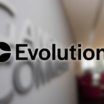 Logotipo da Evolution exibido no escritório da empresa após acordo de revisão de licença de £ 4,75 milhões da Comissão de Jogos do Reino Unido