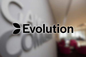 Logotipo da Evolution exibido no escritório da empresa após acordo de revisão de licença de £ 4,75 milhões da Comissão de Jogos do Reino Unido