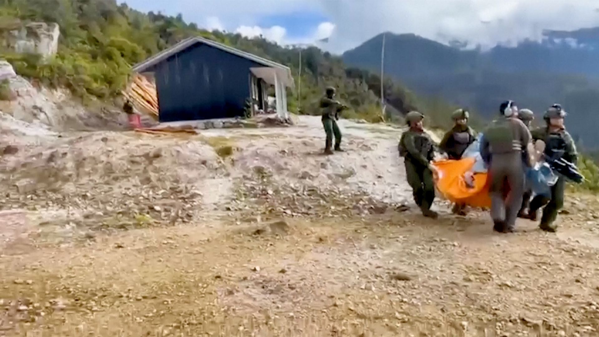 Exército indonésio recupera corpo de piloto americano em Papua