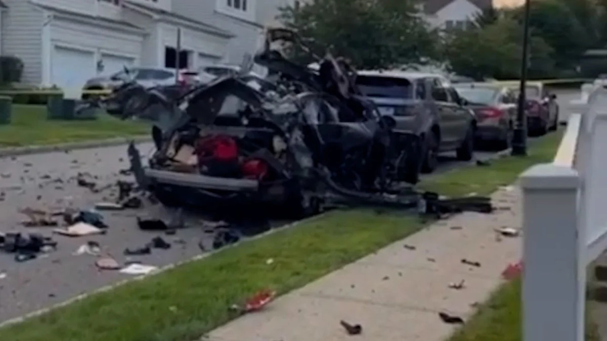 A explosão de um carro espalhou destroços por uma rua residencial e danificou casas próximas em Totowa, Nova Jersey, em 13 de julho.