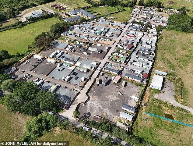 Isso aconteceu dias depois de viajantes terem recebido ordens de demolir um amplo local construído em um cinturão verde protegido em um fim de semana relâmpago de 'apropriação de terras' em Essex.