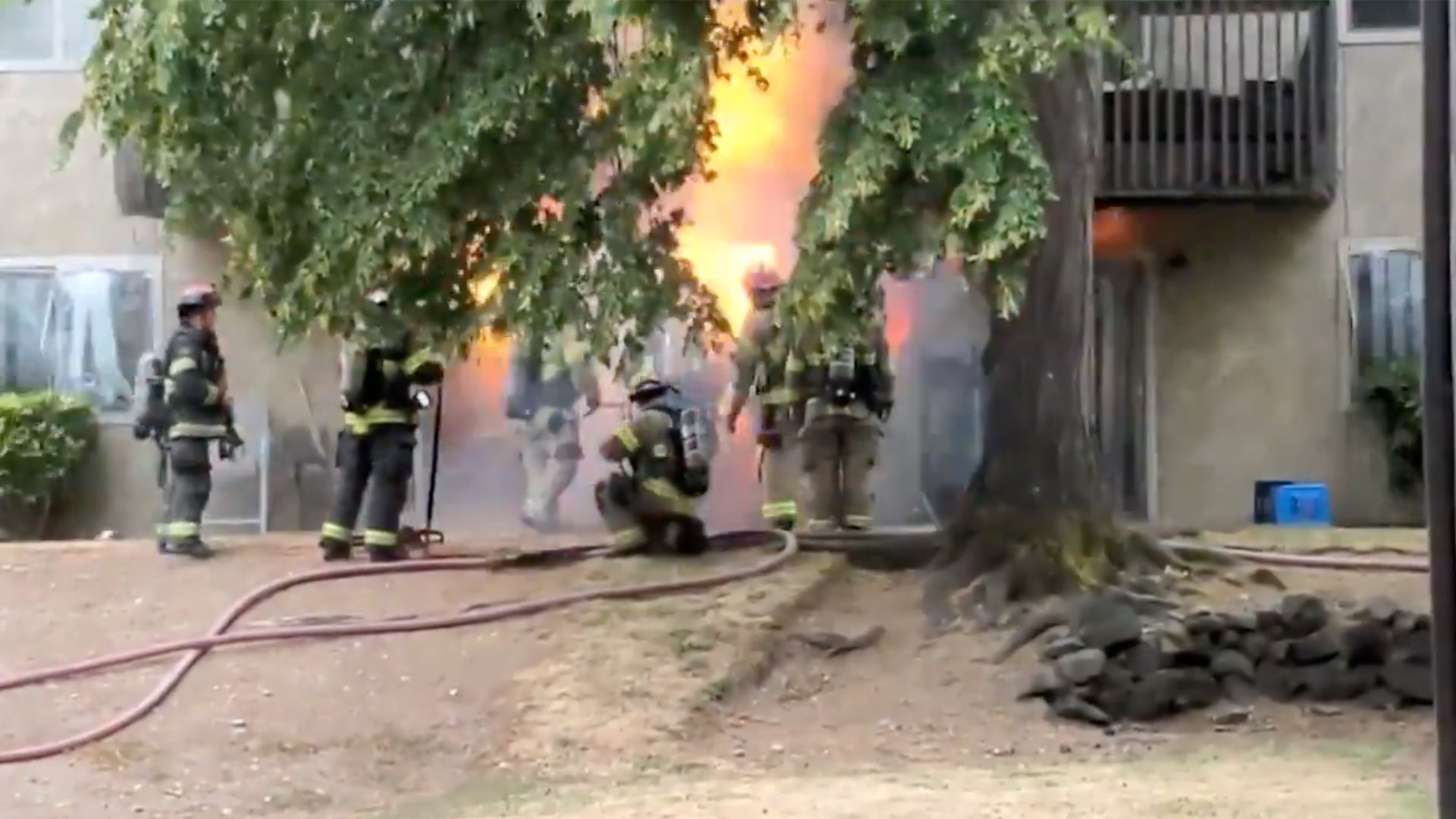 Explosão poderosa enquanto bombeiros investigam fumaça no apartamento de Tacoma