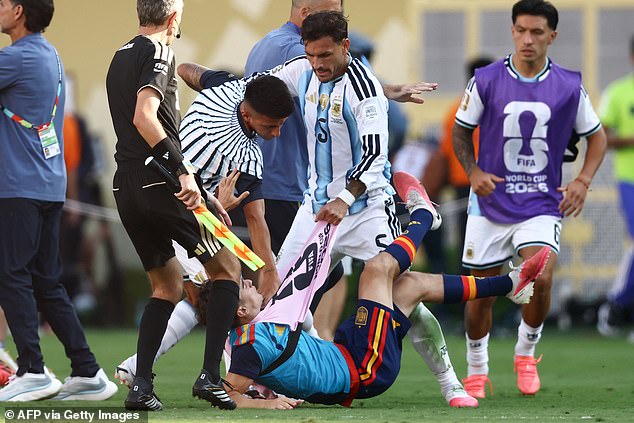 A FIFA deve iniciar uma investigação sobre o comportamento violento de Leandro Paredes e outros jogadores argentinos depois que a final da Copa do Mundo se transformou em cenas violentas