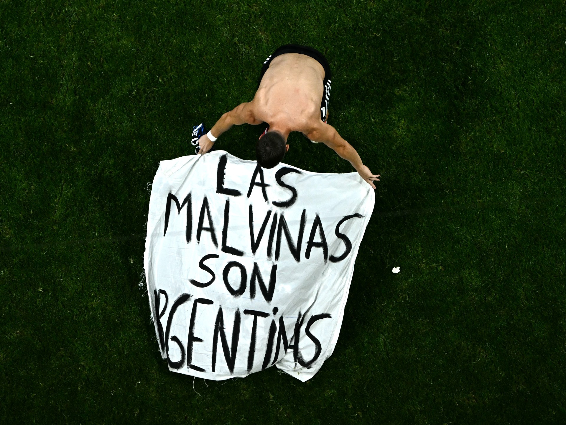 Jogadores da Argentina seguram uma faixa onde se lê