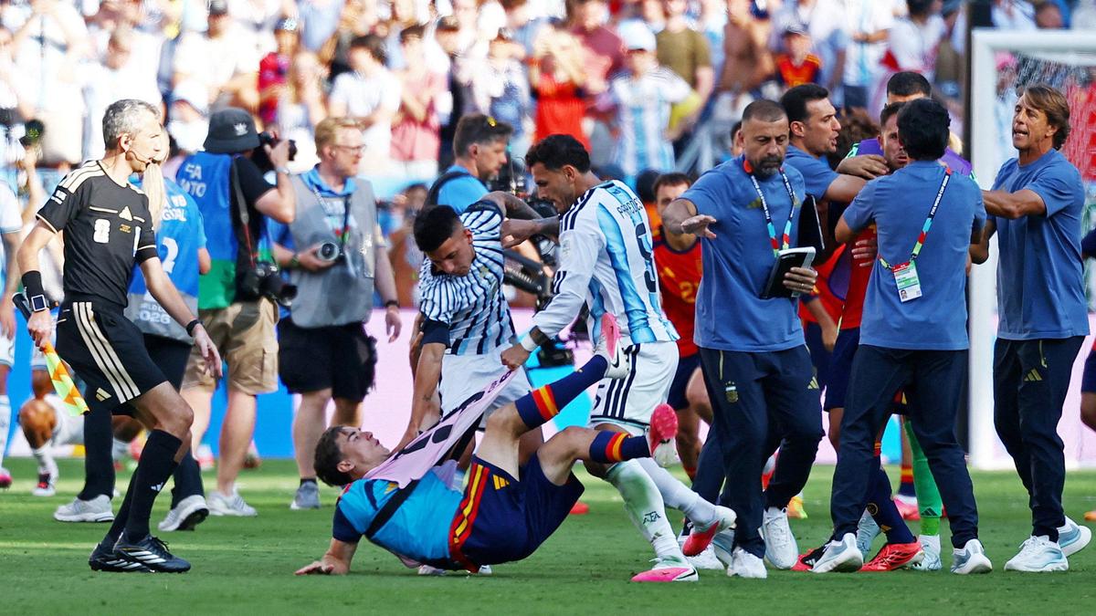 FIFA investigará vários jogadores argentinos por briga após derrota na final para a Espanha