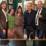(A partir da esquerda) Fiona Bruce, Sophie Randles, Rachael Randles, Philip Mold e Geoffrey Munn posam para uma foto com a flor Fabergé antes da nova série Fake or Fortune da BBC
