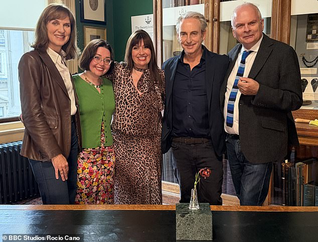 (A partir da esquerda) Fiona Bruce, Sophie Randles, Rachael Randles, Philip Mold e Geoffrey Munn posam para uma foto com a flor Fabergé antes da nova série Fake or Fortune da BBC