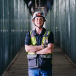 Cody Cole trabalhando em uma máquina