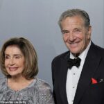 O marido de Nancy Pelosi, Paul, foi acusado de contravenção por um suposto acidente na Califórnia na sexta-feira. Os dois são retratados acima na festa do Oscar da Vanity Fair de 2026 em março