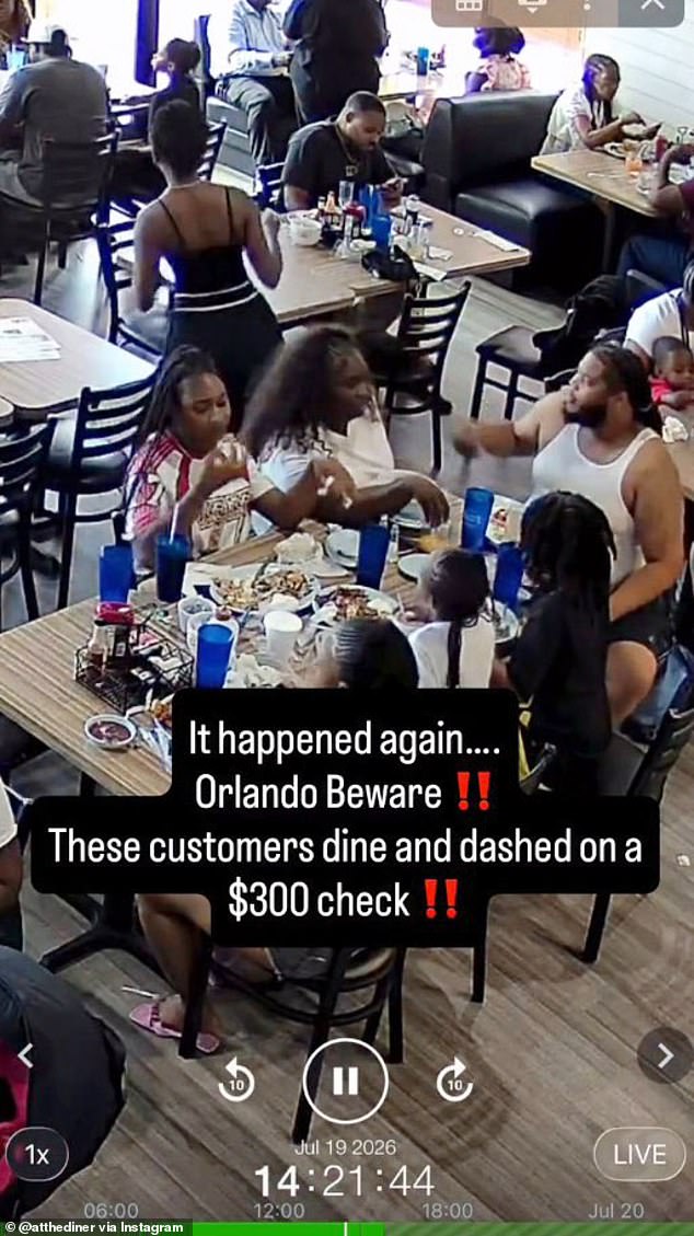 Uma família de sete pessoas aparentemente foi flagrada em imagens de vigilância comendo US$ 300 em comida antes de sair sem pagar no @ The Diner em Orlando, Flórida, no domingo.