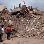 Famílias desesperadas procuram escombros semanas após terremotos na Venezuela