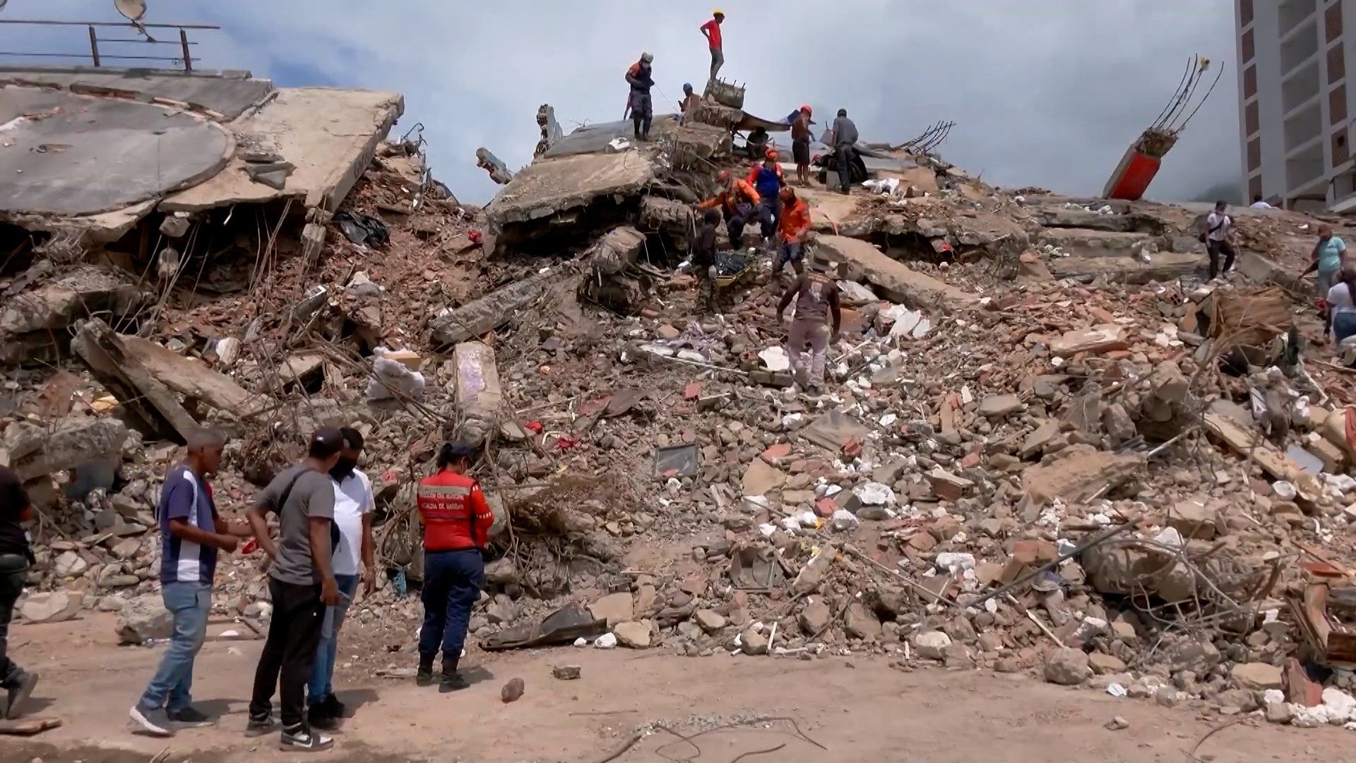 Famílias desesperadas procuram escombros semanas após terremotos na Venezuela