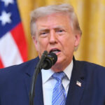 WASHINGTON, DC - 16 DE JULHO: O presidente dos EUA, Donald Trump, dirige-se à nação na Sala Leste da Casa Branca em 16 de julho de 2026 em Washington, DC.