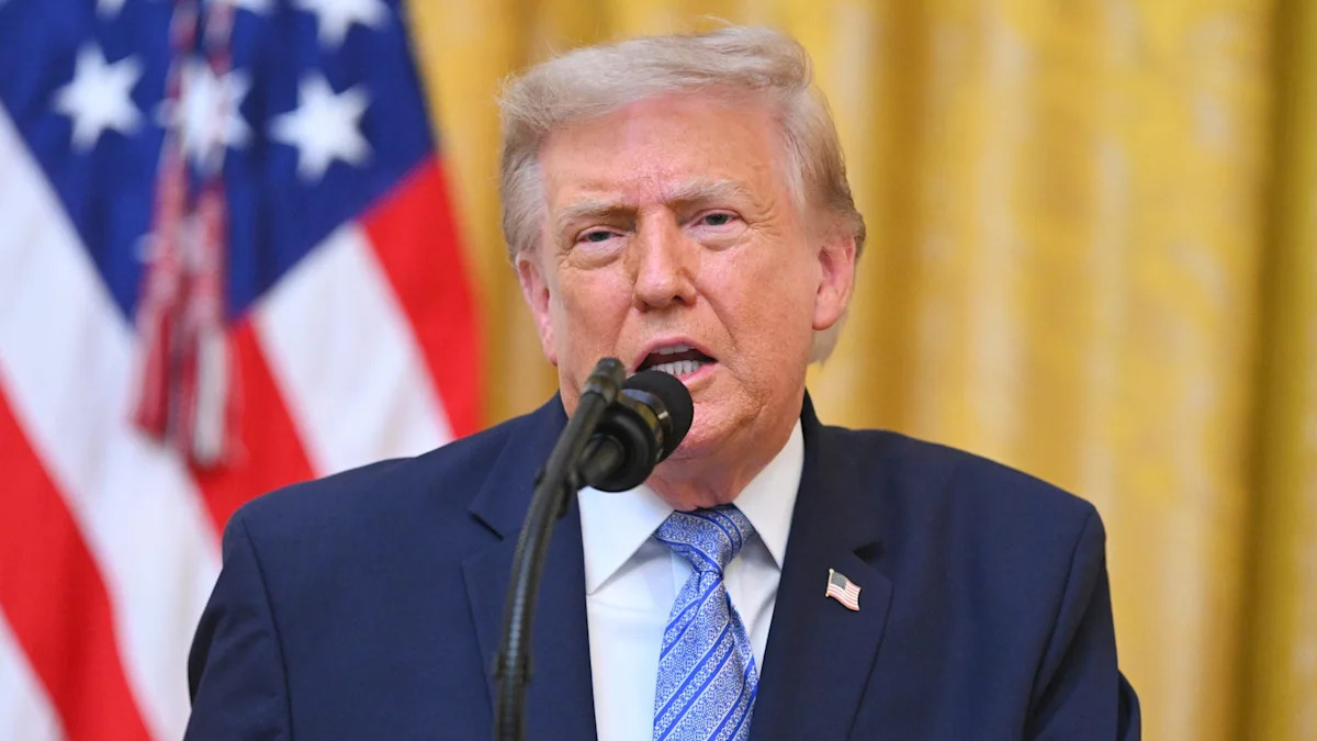 WASHINGTON, DC - 16 DE JULHO: O presidente dos EUA, Donald Trump, dirige-se à nação na Sala Leste da Casa Branca em 16 de julho de 2026 em Washington, DC.