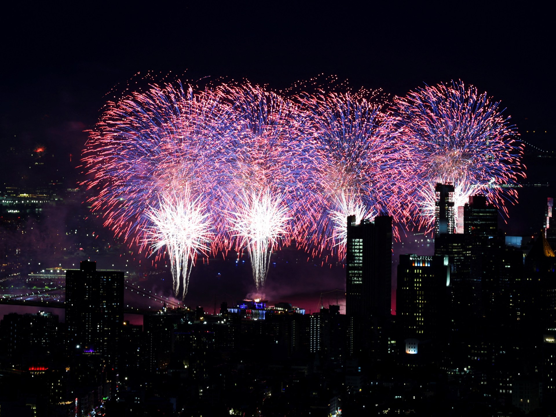 Fogos de artifício iluminam Nova York para marcar 250 anos de independência dos EUA