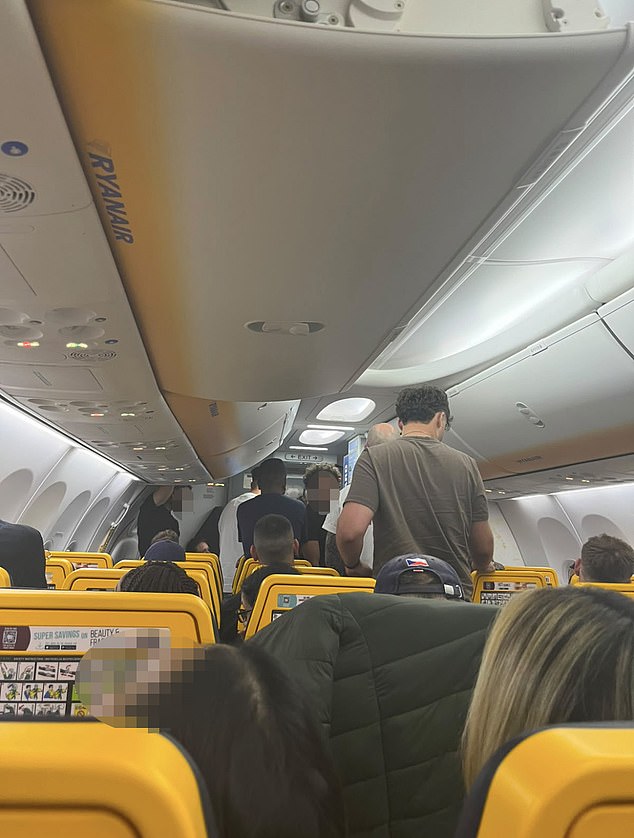 O avião estava lotado de grupos de despedidas de solteiro desordeiros e jovens segurando garrafas de vodca do Duty Free, enquanto aguardavam ansiosamente sua escapadela de verão na Península Balcânica.