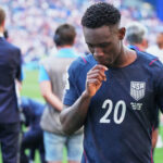 Folarin Balogun (20), dos Estados Unidos, sai de campo depois de perder para a Bélgica na partida das oitavas de final da Copa do Mundo em Seattle, segunda-feira, 6 de julho de 2026.