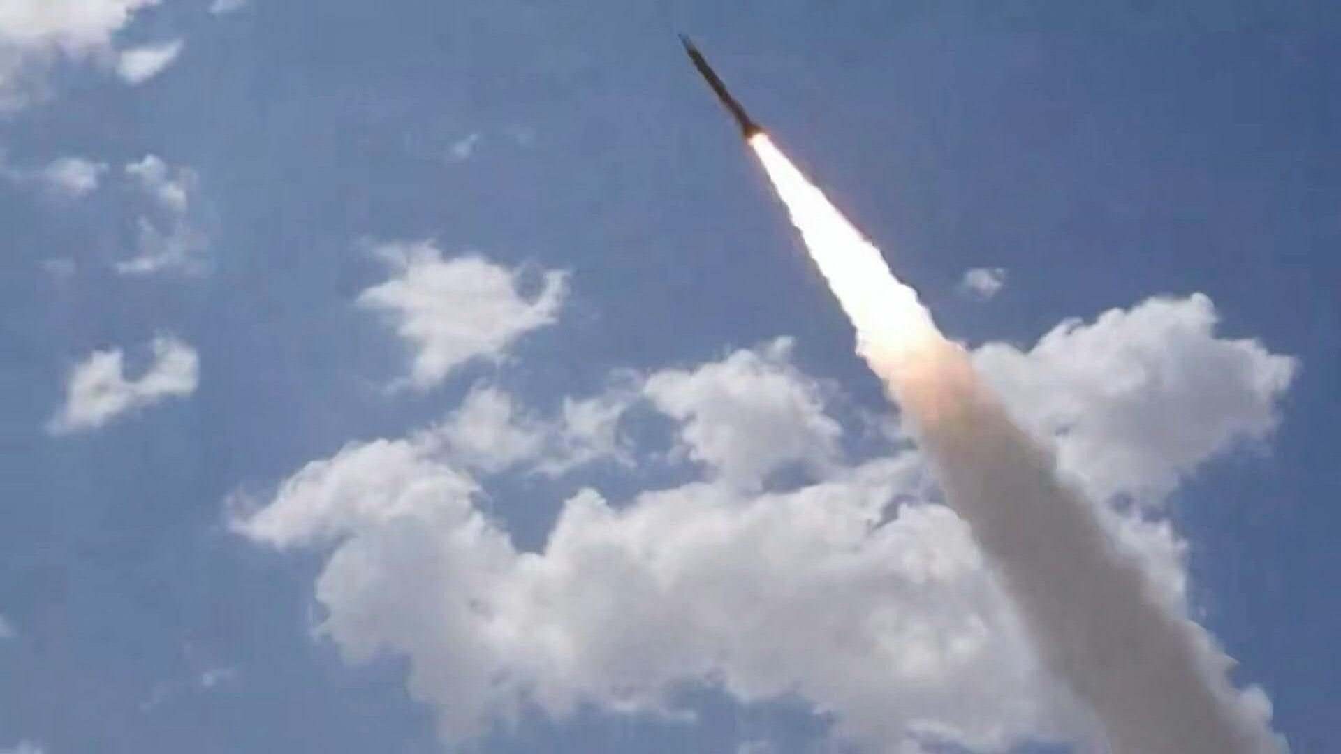 Forças iranianas: mísseis e drones disparados contra alvos dos EUA nos Estados do Golfo