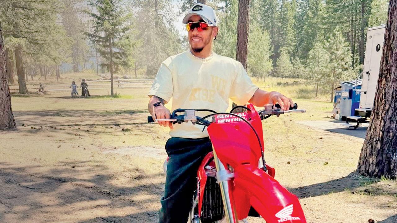 Fórmula 1: Lewis Hamilton anda de bicicleta nas colinas!