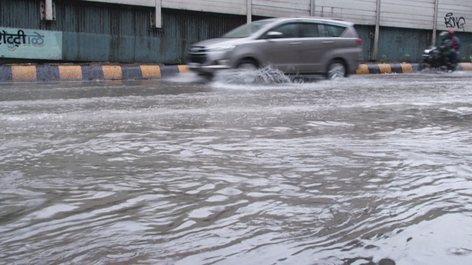 Fortes chuvas inundam Mumbai durante intenso período de monções