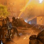 Serviços de emergência trabalham no local de um ataque a um prédio residencial durante uma noite de ataques com mísseis e drones russos em Kiev, Ucrânia, 2 de julho de 2026. - Thomas Peter/Reuters