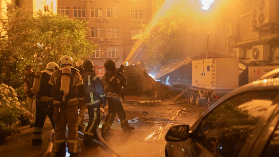 Serviços de emergência trabalham no local de um ataque a um prédio residencial durante uma noite de ataques com mísseis e drones russos em Kiev, Ucrânia, 2 de julho de 2026. - Thomas Peter/Reuters