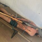 Rana Abu Nassar, mãe do prisioneiro palestino Osama Abu Nassar, detido por Israel, segura um celular exibindo uma imagem amplamente divulgada que ela acredita mostrar seu filho contido enquanto estava sob custódia israelense, em sua casa no campo de refugiados de Al-Maghazi, no centro da Faixa de Gaza, em 3 de julho de 2026. A imagem desencadeou uma busca desesperada pela identidade do homem, com duas famílias palestinas reivindicando-o como seu filho. REUTERS/Mahmoud Issa