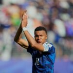 O atacante nº 11 da França, Michael Olise, chuta a bola durante a partida de futebol das oitavas de final da Copa do Mundo de 2026 entre França e Suécia, no Estádio de Nova York/Nova Jersey, em East Rutherford, em 30 de junho de 2026.