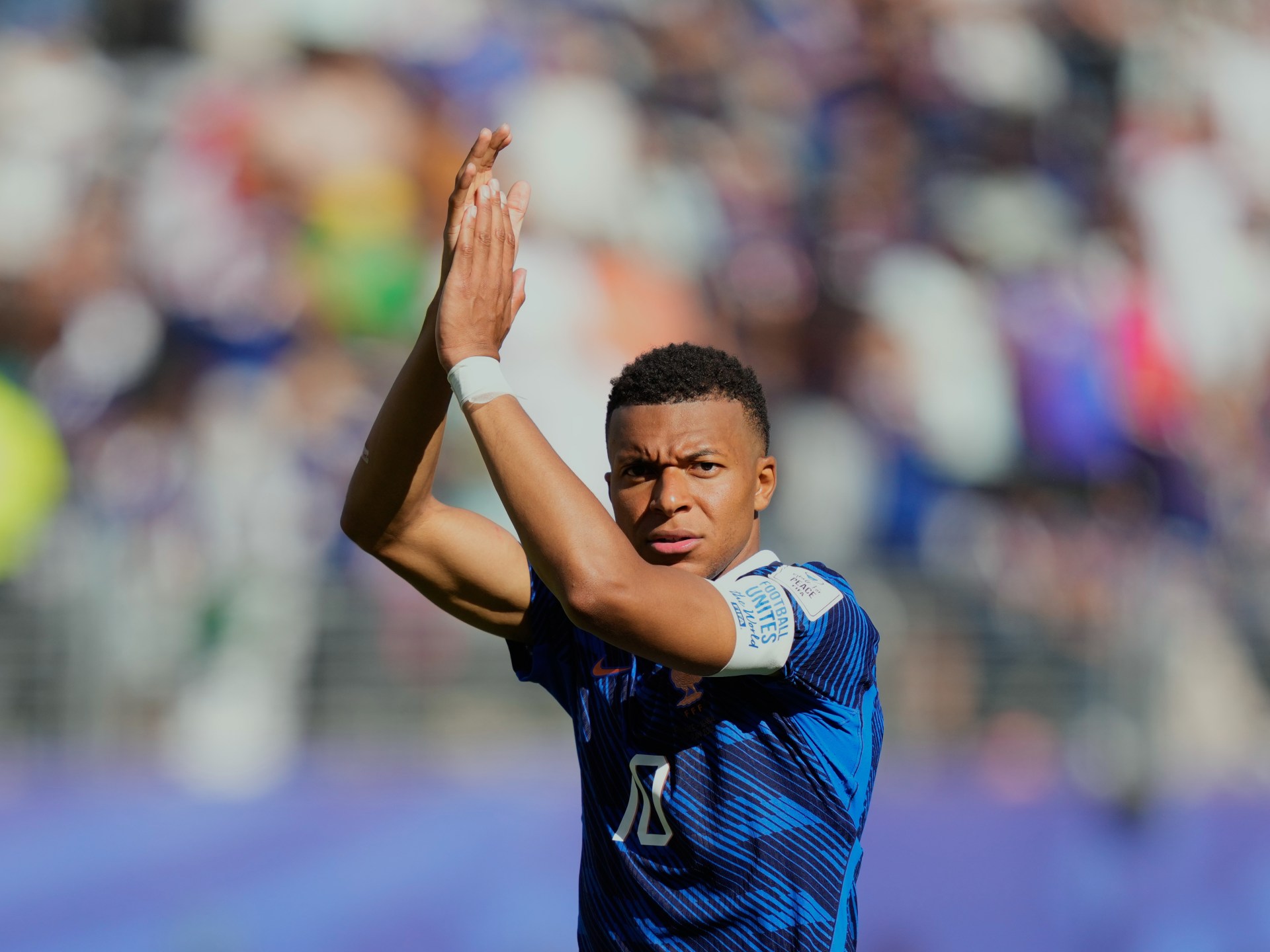 O atacante nº 11 da França, Michael Olise, chuta a bola durante a partida de futebol das oitavas de final da Copa do Mundo de 2026 entre França e Suécia, no Estádio de Nova York/Nova Jersey, em East Rutherford, em 30 de junho de 2026.
