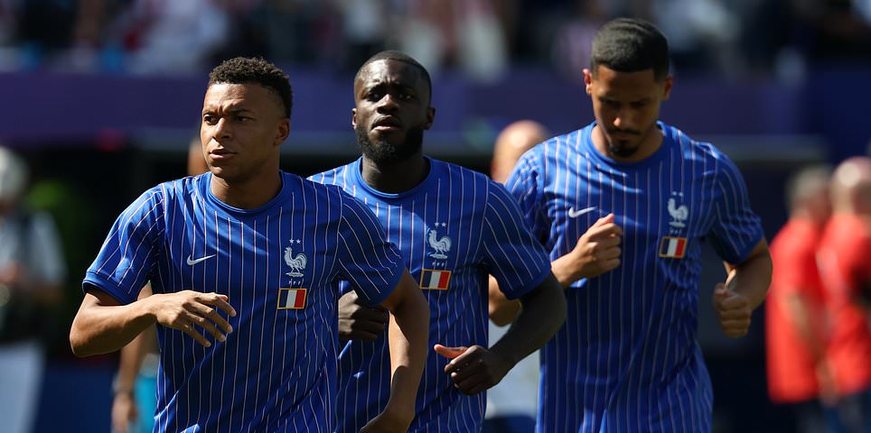 França x Paraguai - oitavas de final da Copa do Mundo AO VIVO: Underdogs procuram reivindicar OUTRO grande couro cabeludo depois de mandar a Alemanha para casa enquanto os europeus tentam garantir o confronto das quartas de final com o Marrocos