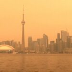 Fumaça de incêndio envolve Toronto, Canadá, e deixa seu céu laranja