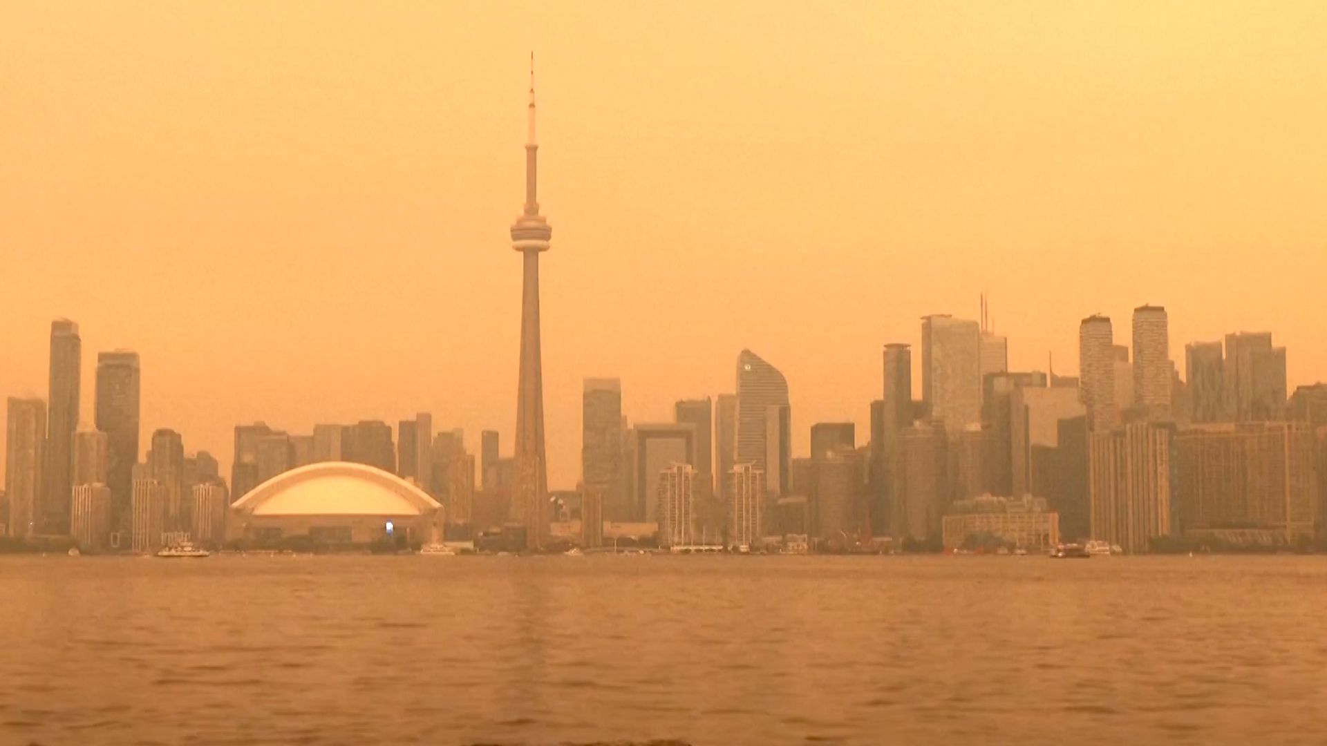 Fumaça de incêndio envolve Toronto, Canadá, e deixa seu céu laranja