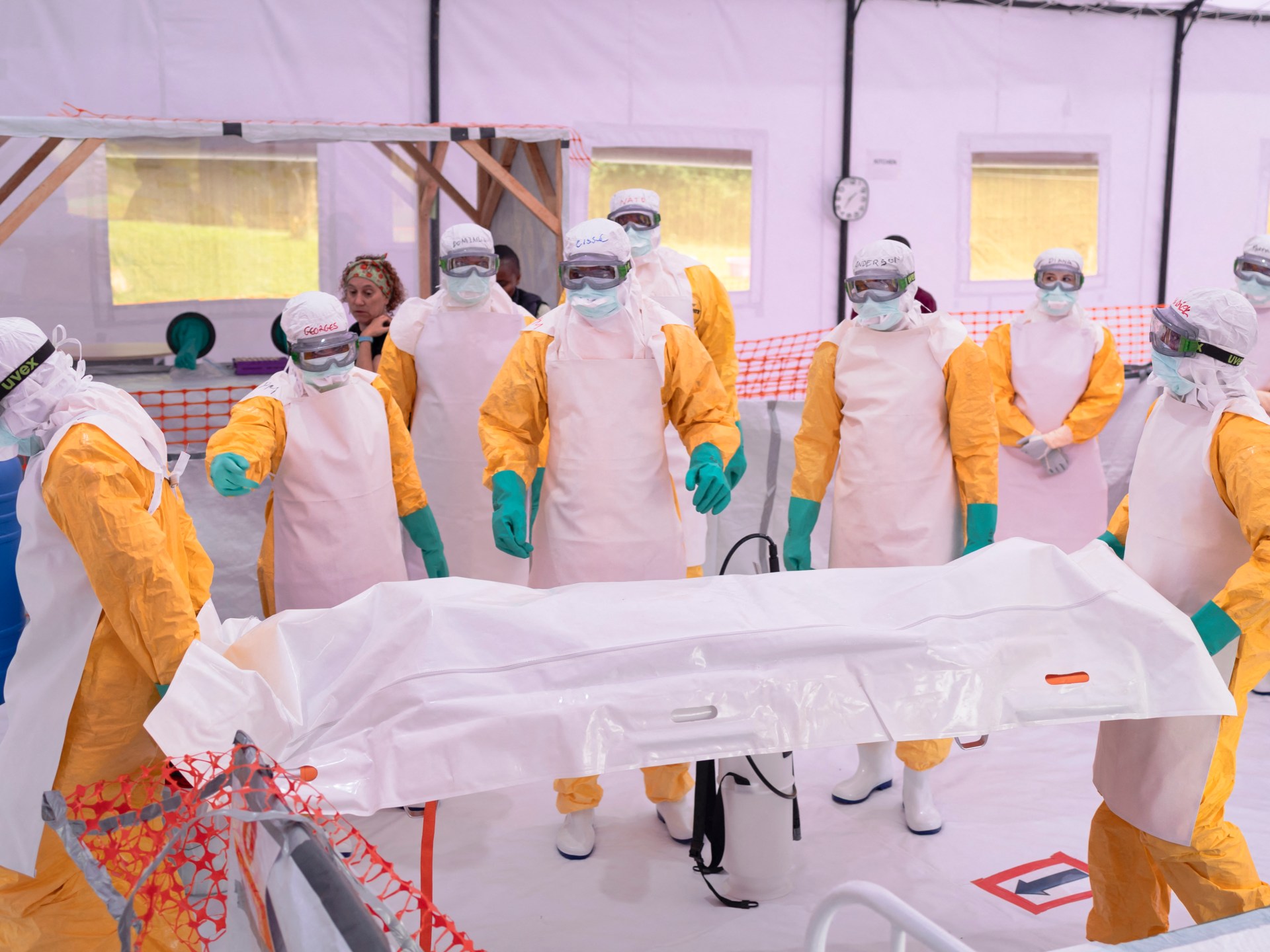 Funcionários do centro de Ebola na RD Congo atacam enquanto o vírus continua se espalhando