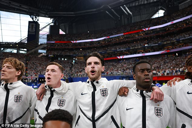 Houve fúria esta noite depois que os torcedores argentinos vaiaram alto o suficiente para abafar God Save the King no estádio da Copa do Mundo de Atlanta.