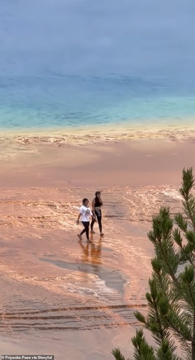 Duas mulheres no Parque Nacional de Yellowstone estão sendo ridicularizadas por caminhar perigosamente perto da fonte termal Grand Prismatic por volta das 19h de domingo.